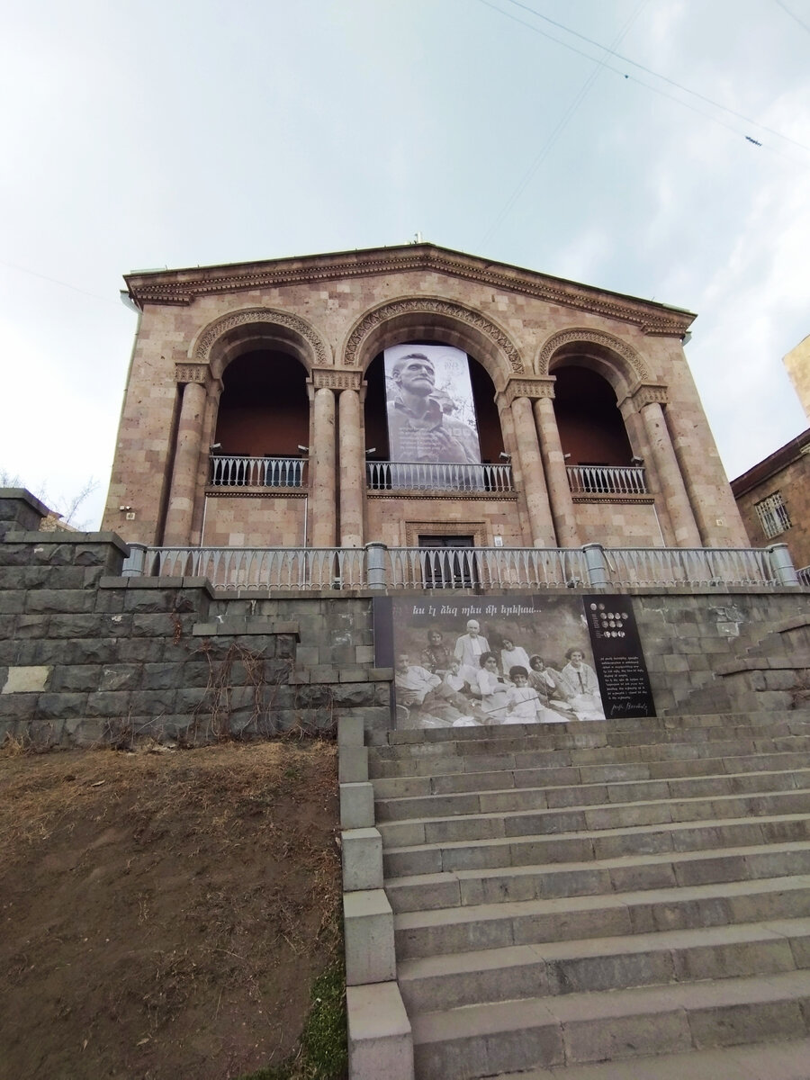 Музей Ованеса Туманяна в Ереване. 54 ступеньки до входа в музей. Авторское фото.