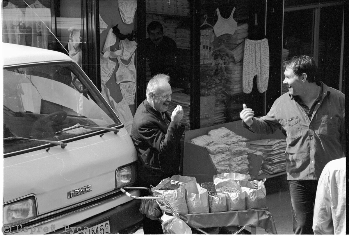 почему появились челноки в 1990 е гг. почему появились челноки в 1990 е гг. памятник челнокам в москве. измайловский рынок в 90е. челноки с баулами в 1990-е.