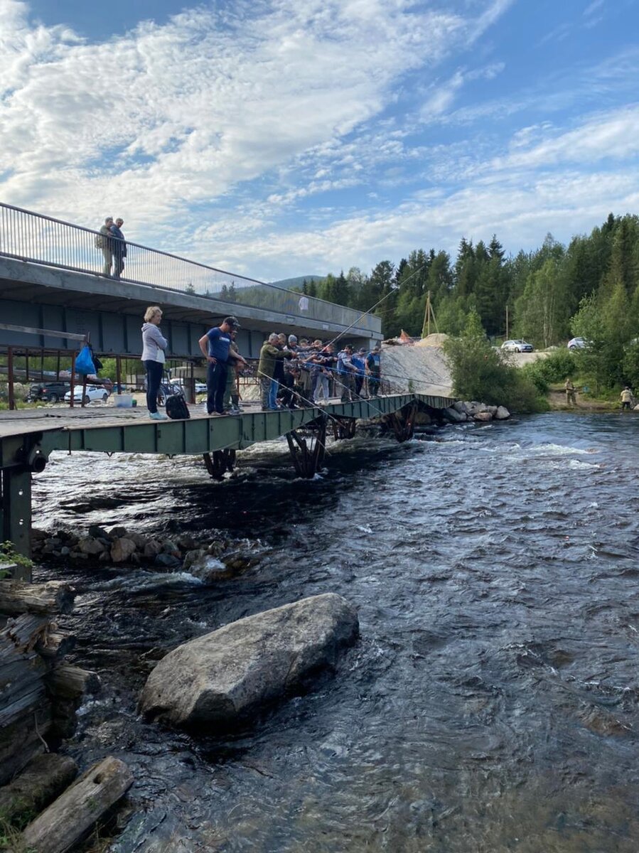 мост через река Колвица в посёлке