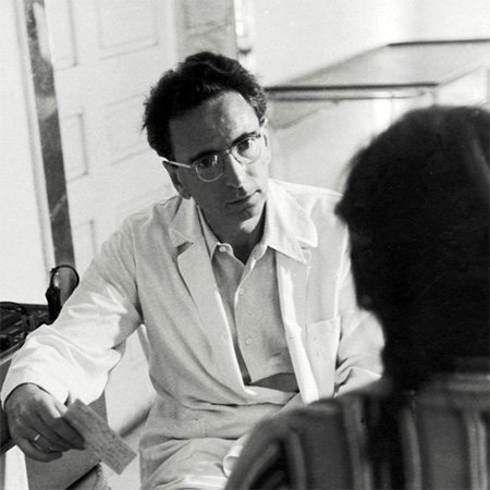 ДВА С ПОЛОВИНОЙ ГОДА В КОНЦЕНТРАЦИОННОМ ЛАГЕРЕ – речь идет о прошедшем через концентрационный лагерь австрийском психотерапевте Викторе Франкле (фото из открытых источников). Именно опыт пребывания там и лег в основу его оригинального подхода.