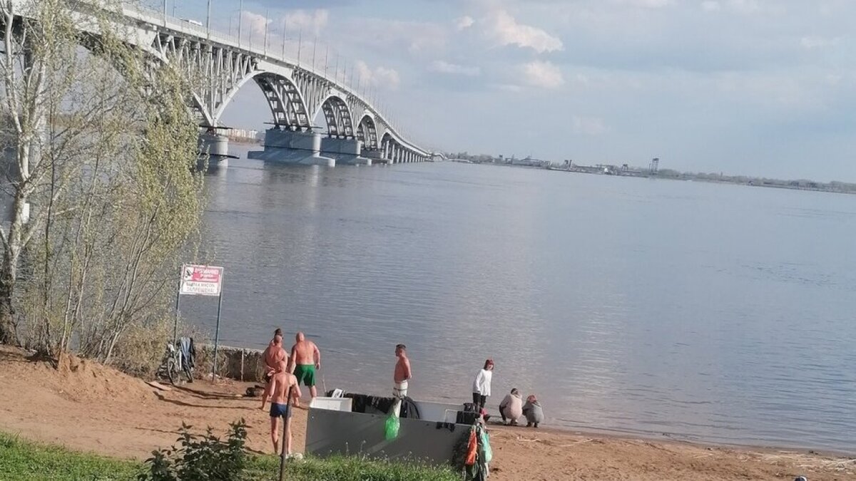    У моста Саратов - Энгельс открылся неофициальный купальный сезон в апрелеНовости Саратова и области – Сетевое издание «Репортер64»