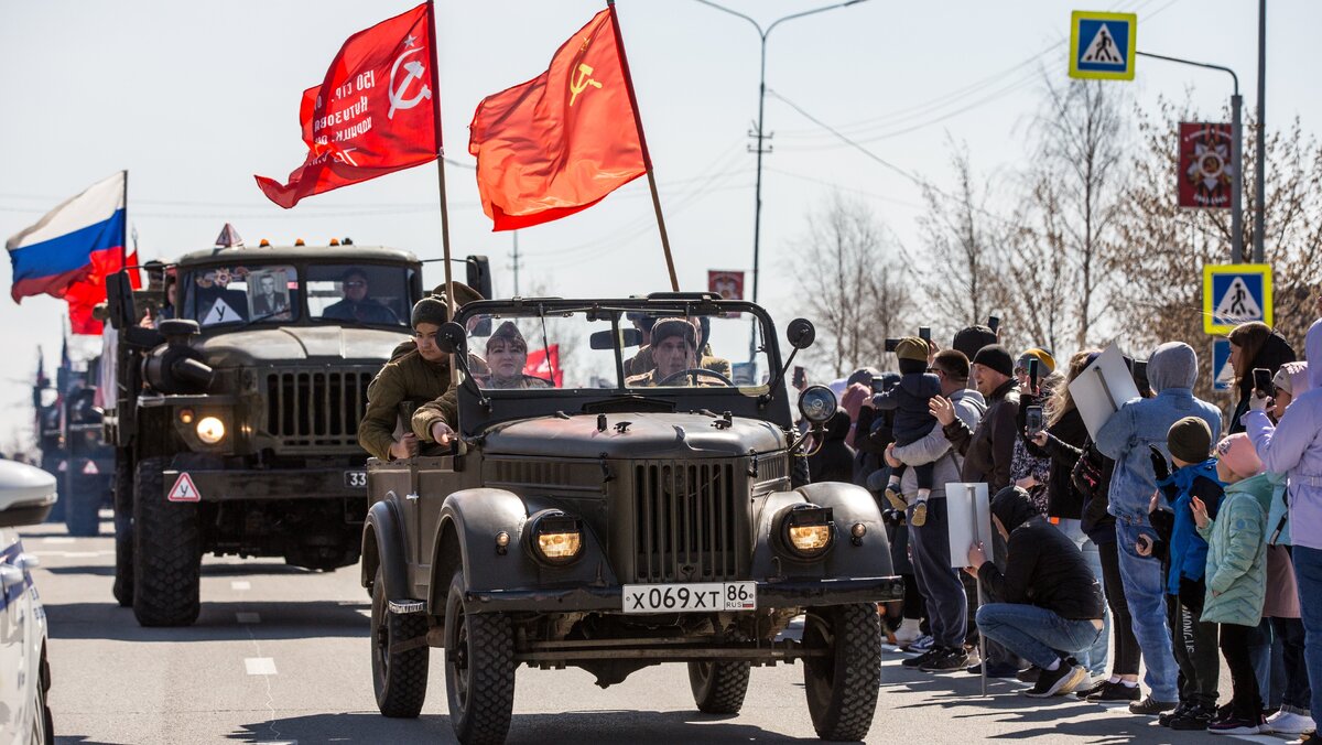    По Сургуту на ретроавтомобилях провезут Знамя Победы