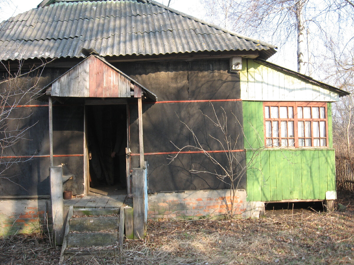 Деревянное крыльцо со двора.
