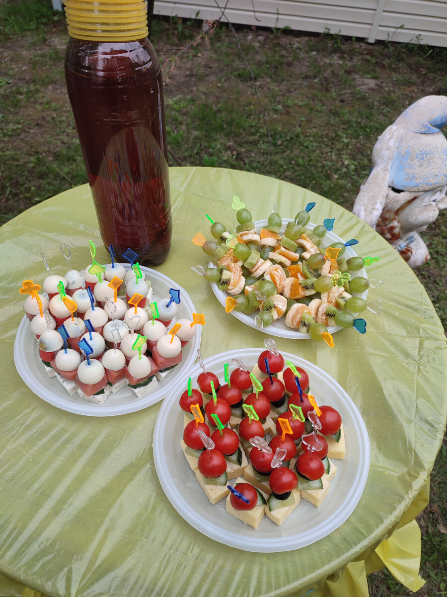 Тут закуски под шампанское