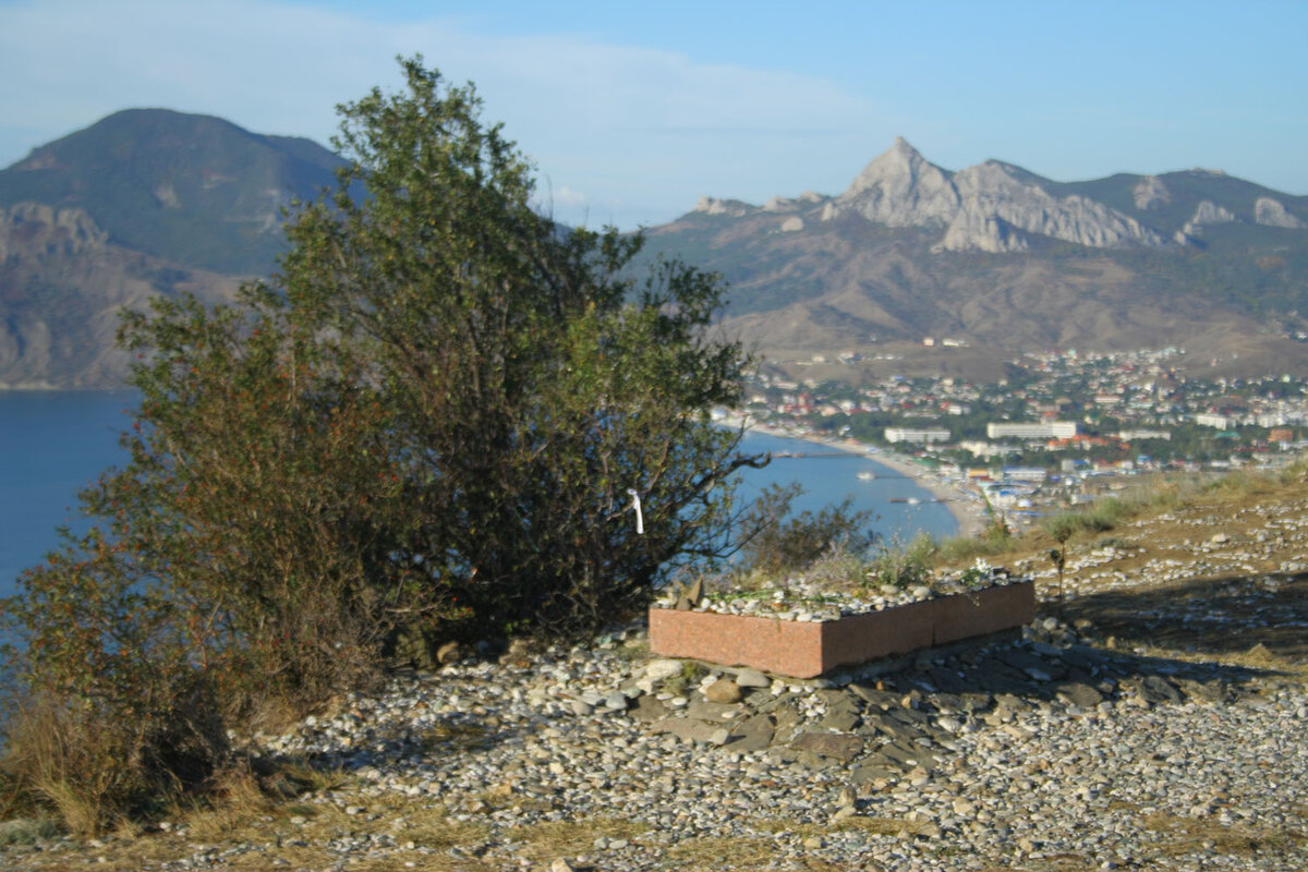 Могила на горе над Коктебелем