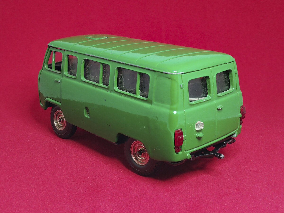 Рис. 2. Модель автомобиля УАЗ-452В в масштабе 1:43 до восстановления