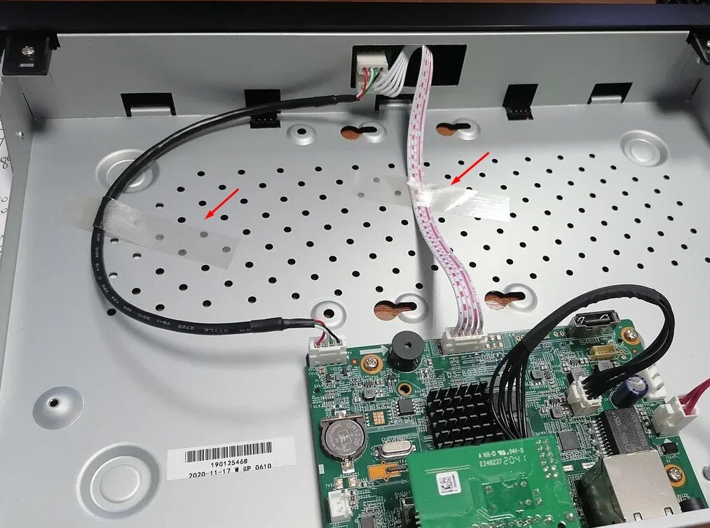 Как установить жесткий диск в видеорегистратор HiWatch DS-N308?