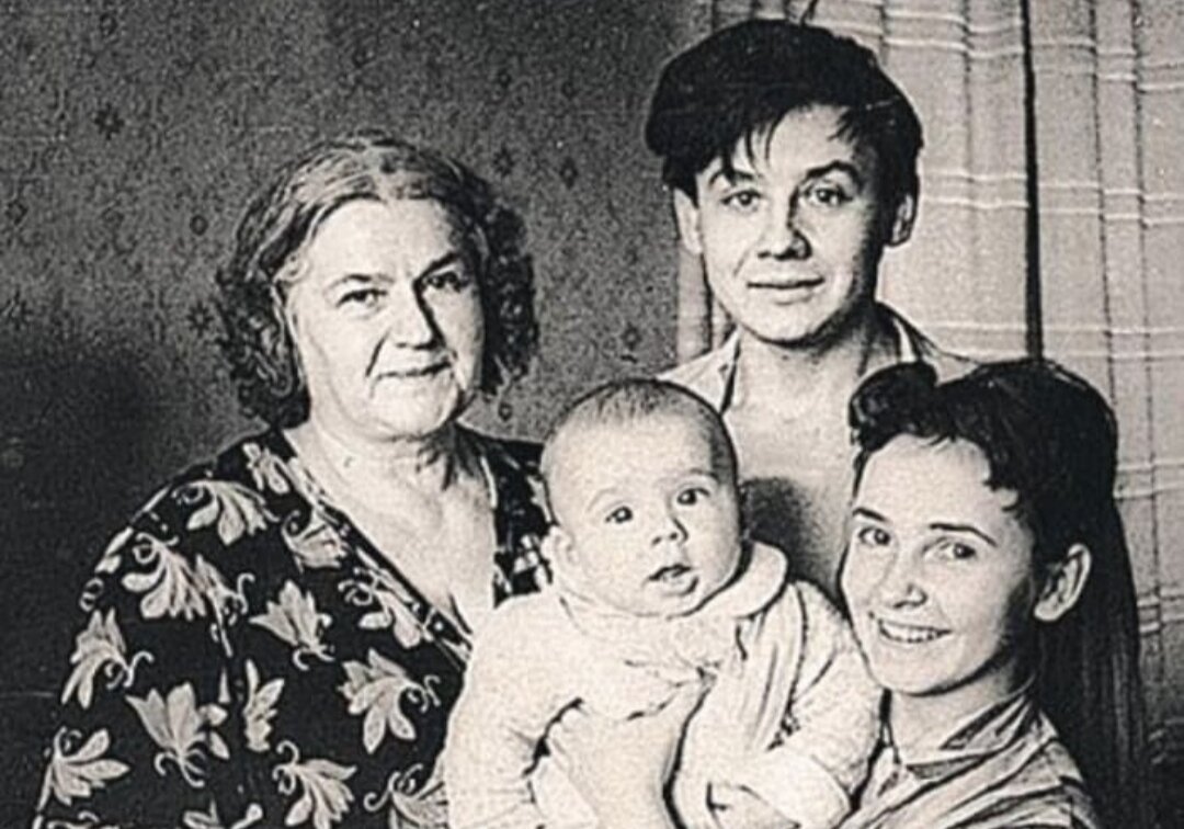Антон Табаков с родителями и бабушкой (мама Олега Павловича) 