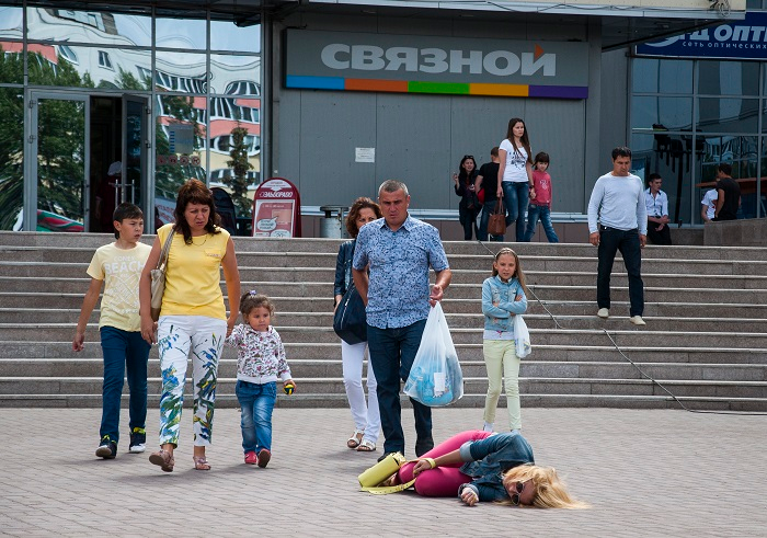 Людей стало больше на улице. Упала в обморок на улице. Падение в обморок на улице.