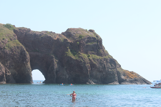  Он представляет собой вулканическую скалу темного цвета, на 100 метров выступающую в Черное море. Скальная арка тянется на 10 м. Любопытно, что она имеет не только надводную часть. Грот Дианы продолжается под водой на глубину до 12-14 метров. GPS координаты Грота  Дианы у мыса Фиолент на карте Крыма,: 44.509947, 33.478482