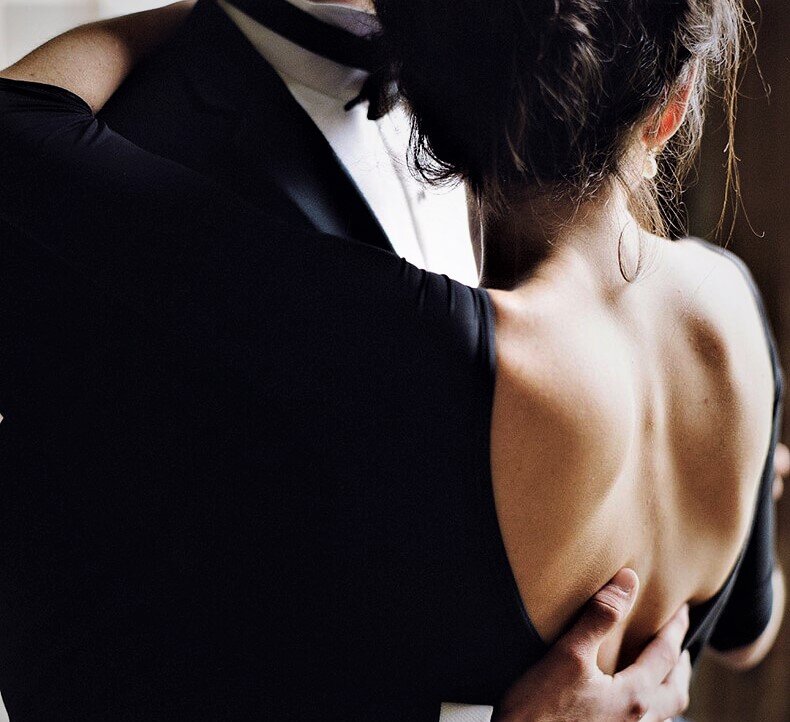 Картинка мужчина сзади держит за волосы