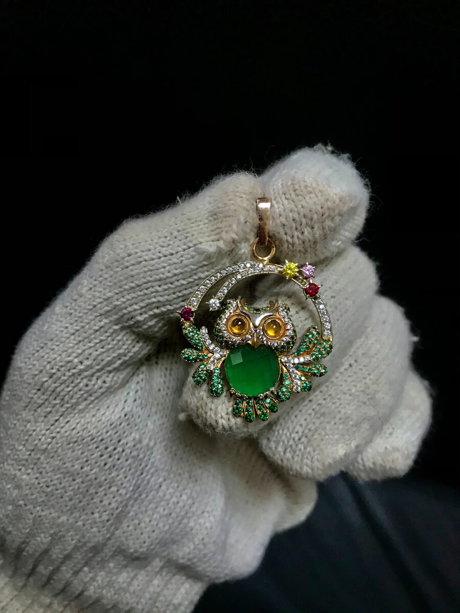 Сова украшена: бриллиантами и изумрудами с дополнением синтетики для увеличения красок в изделии. 