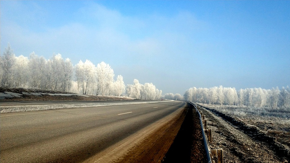 Иней на дорогах. Иней на дороге. Изморозь на дороге. Фото зима дорога Сибирь. Фото Москвы , небо ясное.и на дорогах снег..