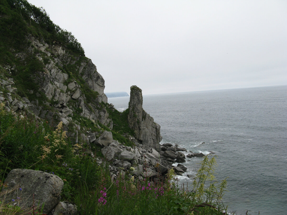 23.07.2008г Бухта Тихая. Утес Чертов палец.