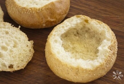 ШАГ 1Срезать у слегка черствой булочки верх, удалить мякоть и минут 5 подсушить в духовке с температурой 180 градусов.