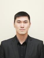 «Из-за сложных погодно-климатических условий региона сезонные автомобильные дороги — автозимники — занимают особую роль. Без автозимников невозможно перевести товары жизнеобеспечения и грузы в отдаленные районы республики. Сезонные автомобильные дороги занимают около 70% протяженности от всей сети автомобильных дорог в республике Саха. Из 641 населенного пункта круглогодичной транспортной связью обеспечено около 200 населенных пунктов, а остальные — просто отрезаны от большой земли. Правительством республики ежегодно выделяются средства на капитальное строительство автомобильных дорог протяженностью около 50-60 км, тогда как в республике протяженность сухопутных автозимников составляет более 5 000 км.  Такими темпами, чтобы существующую сухопутную сеть автозимников сделать круглогодичной транспортной сетью, необходимо потратить около 100 лет. Сегодня вопрос о повышении транспортной доступности стоит очень остро. В существующем приказе Минтранса РФ №402 «О классификации дорожных работ» в разделе «ремонт и содержание» не упоминаются виды работ по ремонту сезонных автомобильных дорог. Отсутствие в классификаторе работ ремонта на автозимниках имеет негативное влияние на развитие транспортной доступности региона. Состояние автомобильной дороги напрямую влияет на жизнь местного населения. В осенний, летний и весенний периоды добраться из отдаленного района до центра муниципалитета затруднительно, порой — невозможно.  Зимой сезонные дороги приобретают дефекты, например, глубокую колейность, которую невозможность убрать в зимнее время. Весь грунт становится мерзлым, а подготовительные работы классификатором из приказа Минтранса РФ №402 предусматриваются только в летний период. Однако летом тяжелая техника не может доехать по автозимникам в связи с плохим качеством дороги. Изменение одного документа, одного раздела, позволило бы разрешить этот замкнутый круг и ряд вопросов Красноярского края, Республики Саха и Чукотского автономного округа. При том же уровне финансирования  республика может отремонтировать в 10-15 раз больше сезонных сухопутных автомобильных дорог, чем построить. В зарубежных странах ремонт сезонных автомобильных дорог — обязательное требование, так как без соответствующего ремонта земельного полотна и отсыпки так называемых «утонувших участков» нулевых отметок, невозможно сделать качественную сезонную дорожную сеть».