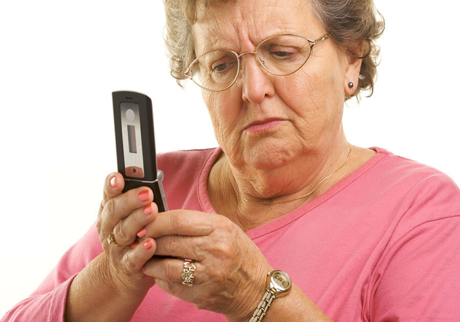 Мошенники мобильный телефон. Бабушка с телефоном. Сотовый для бабушки. Пенсионерка. Телефонные мошенники бабушка.