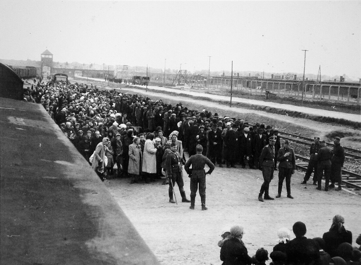 Acesta este probabil cel mai faimos lagăr al morții din Auschwitz-Birkenau, al cărui nume sună mai des ca Auschwitz - după numele original polonez al orașului în apropierea căruia se afla lagărul.-51