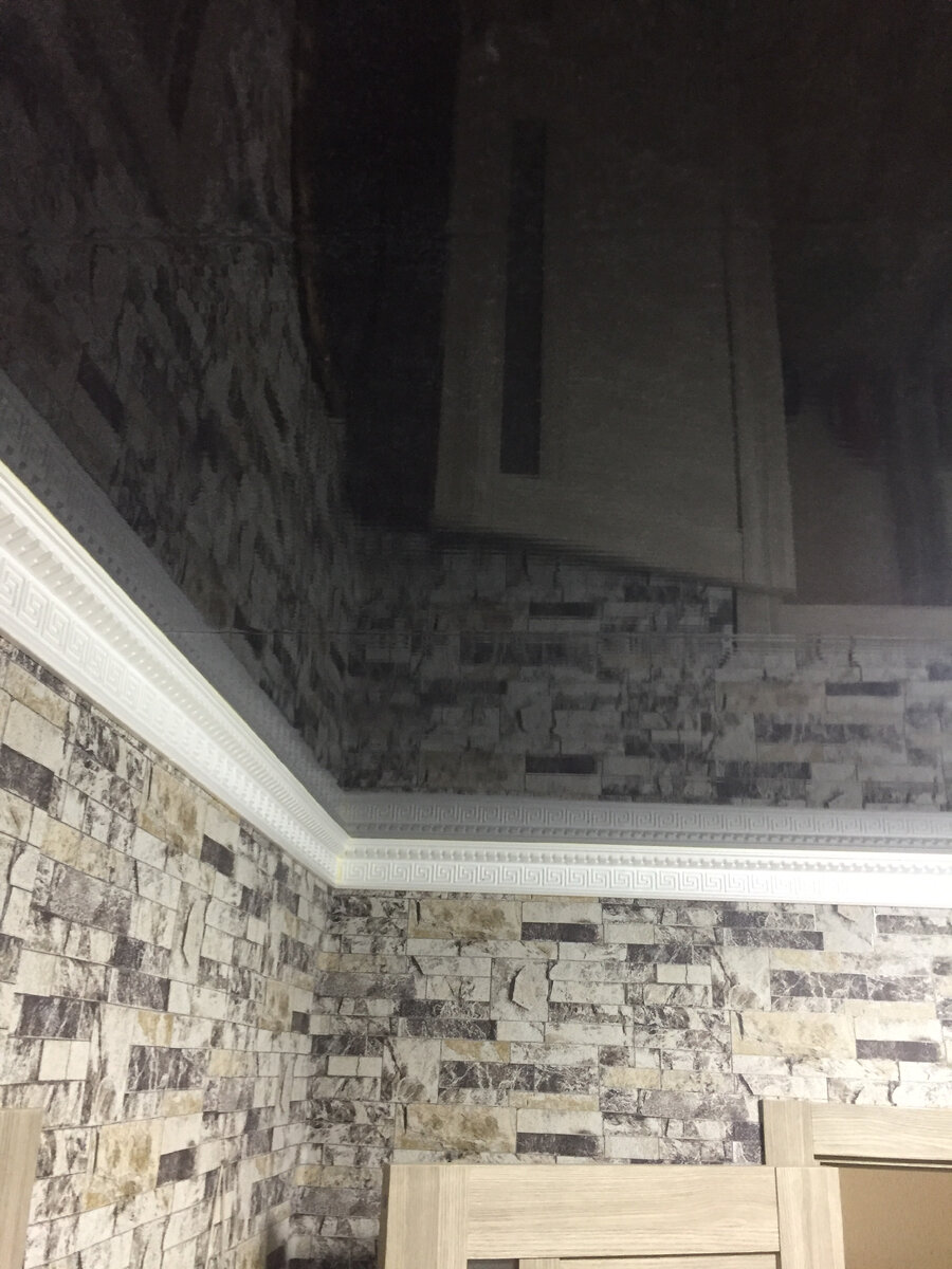 При включенном свете потолок приобретает зеркальный вид