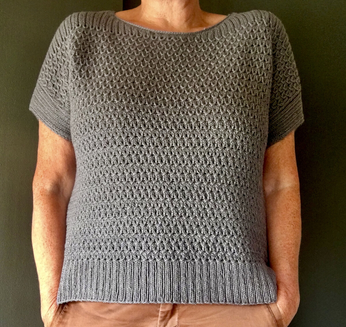 Вязаная спицами футболка