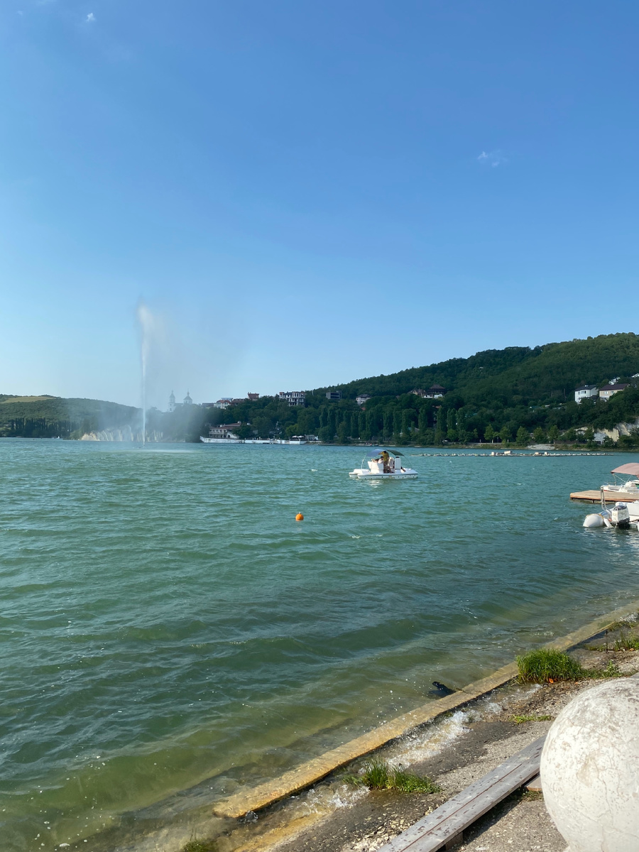 Фонтан прямо в центре озера