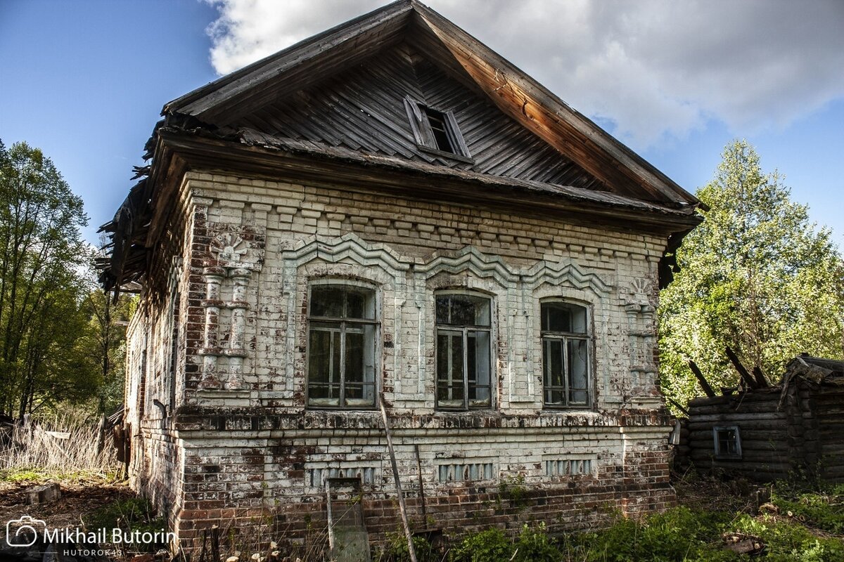 Старая крыша дома, сгнившая и покосившаяся. Видно ёлочку.