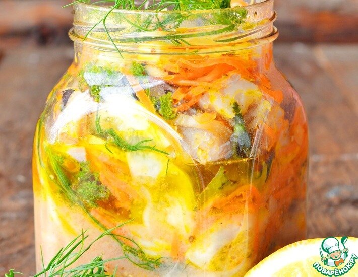 Я думаю, что эта селёдка такая же "по-голландски", как и то советское мясо "по-французски". Потому как в Голландии селедку подают, разделанную на филе, сохранив хвост и посыпав, максимум, репчатым луком. Но такой вариант приготовления оказался весьма и весьма неплох и разнообразил наш "селёдочный стол". Рецепт встречается в сети в разных пропорциях и способах приготовления (как из свежей, так и из солёной сельди). Я пробовала разные способы и вывела для себя тот вариант, который пришёлся по вкусу. 