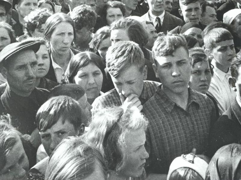 Рабочие завода «Серп и молот» слушают по радио объявление о начале войны. 1941 г. Иван Шагин.