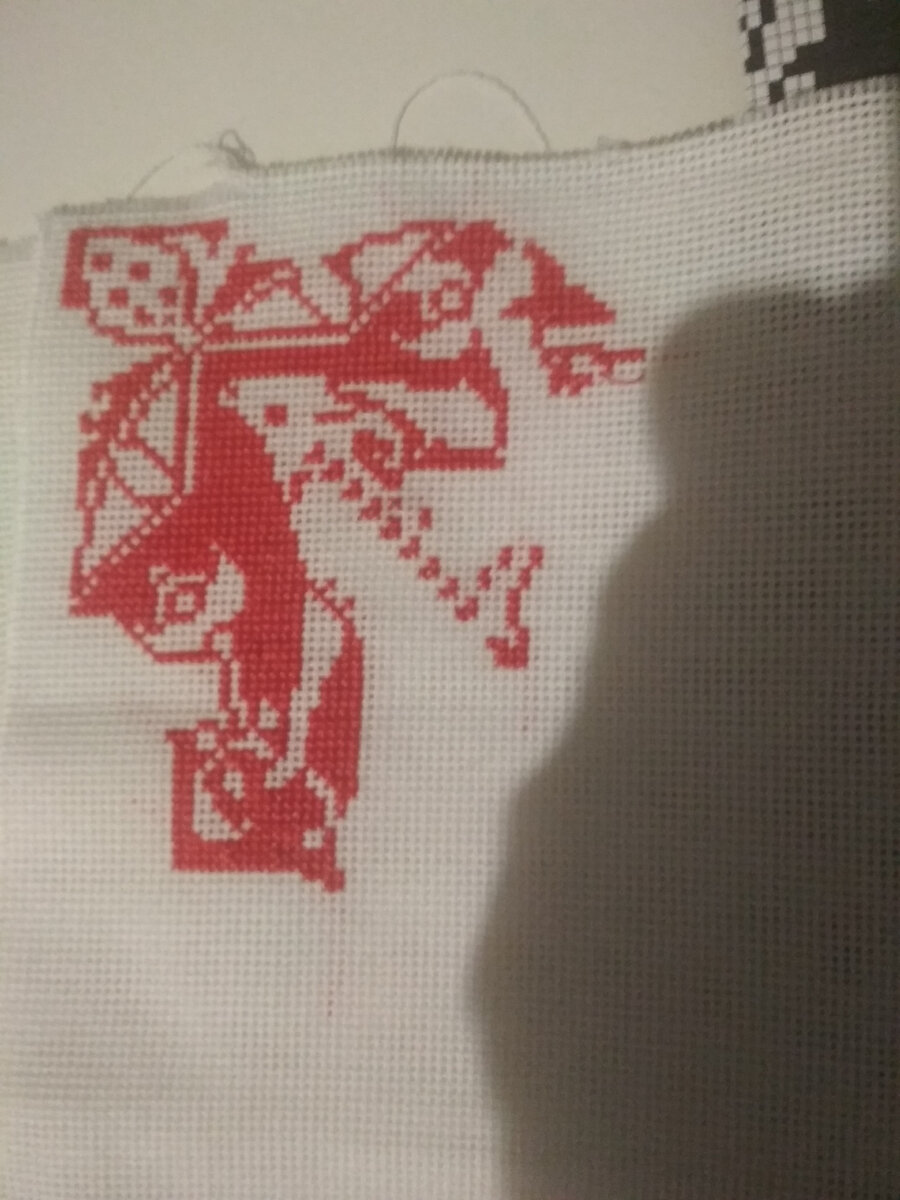 Это средневековое изображение агнца, оно так и выполняется в красно-белых тонах. Как раз то, что у меня изображено на гербе, очень подходит к остальной средневековое теме