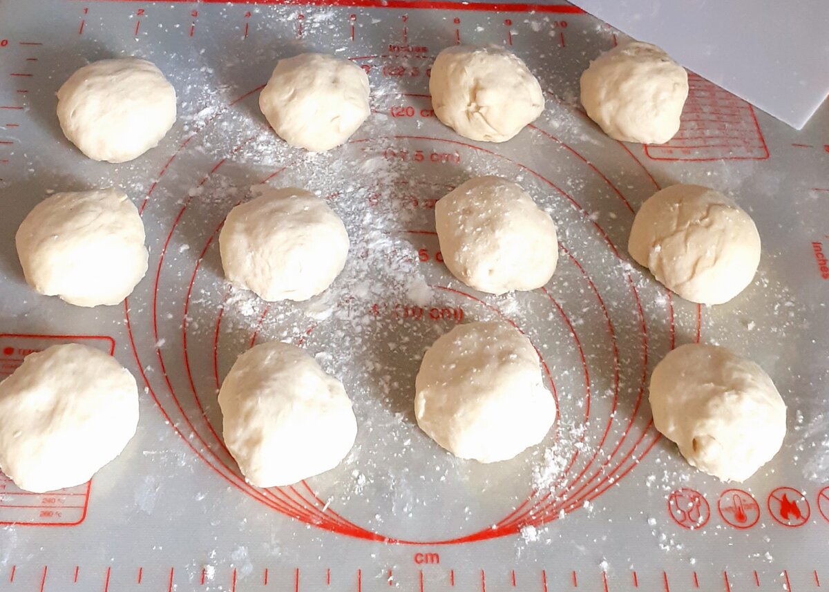 Как приготовить Дрожжевые пирожки с капустой на кефире в духовке рецепт пошагово