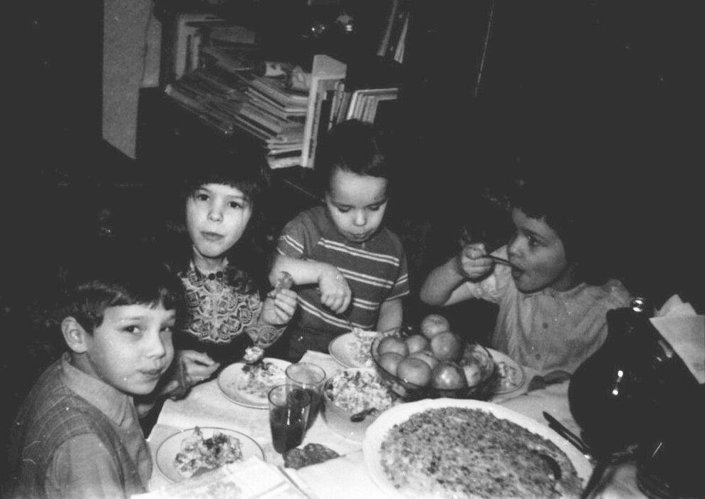 Новогодний стол у бабушки. Фото из личного архива, 1986