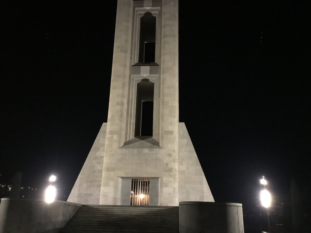 Первой достопримечательностью на нашем пути был огромный монумент, возведённый в память о павших в двух мировых войнах. 