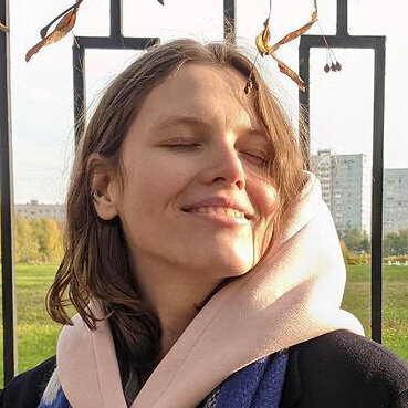 КроватьПервое, что необходимо сделать, — обновить постельное бельё. Не промахнуться помогут Zara Home, H&M Home и IKEA. Лучше выбирать постельное бельё нейтральных, приглушённых, естественных оттенков из натуральных тканей: хлопок, лён, сатин. 📷Ирина Коршаковская, дизайнер интерьера, scha.studia
