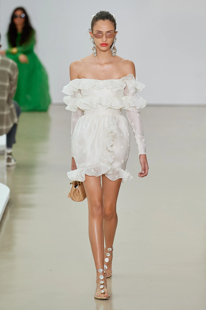 Источник фото: https://www.vogue.com/fashion-shows/spring-2022-ready-to-wear/giambattista-valli