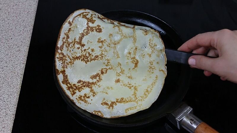 -Хорошо разогреваем сковородку,смазываем растительным маслом и еще раз немного прогреваем его.Обязательно пробуем первый блин,если плохо отстает и рвется-добавь муки.