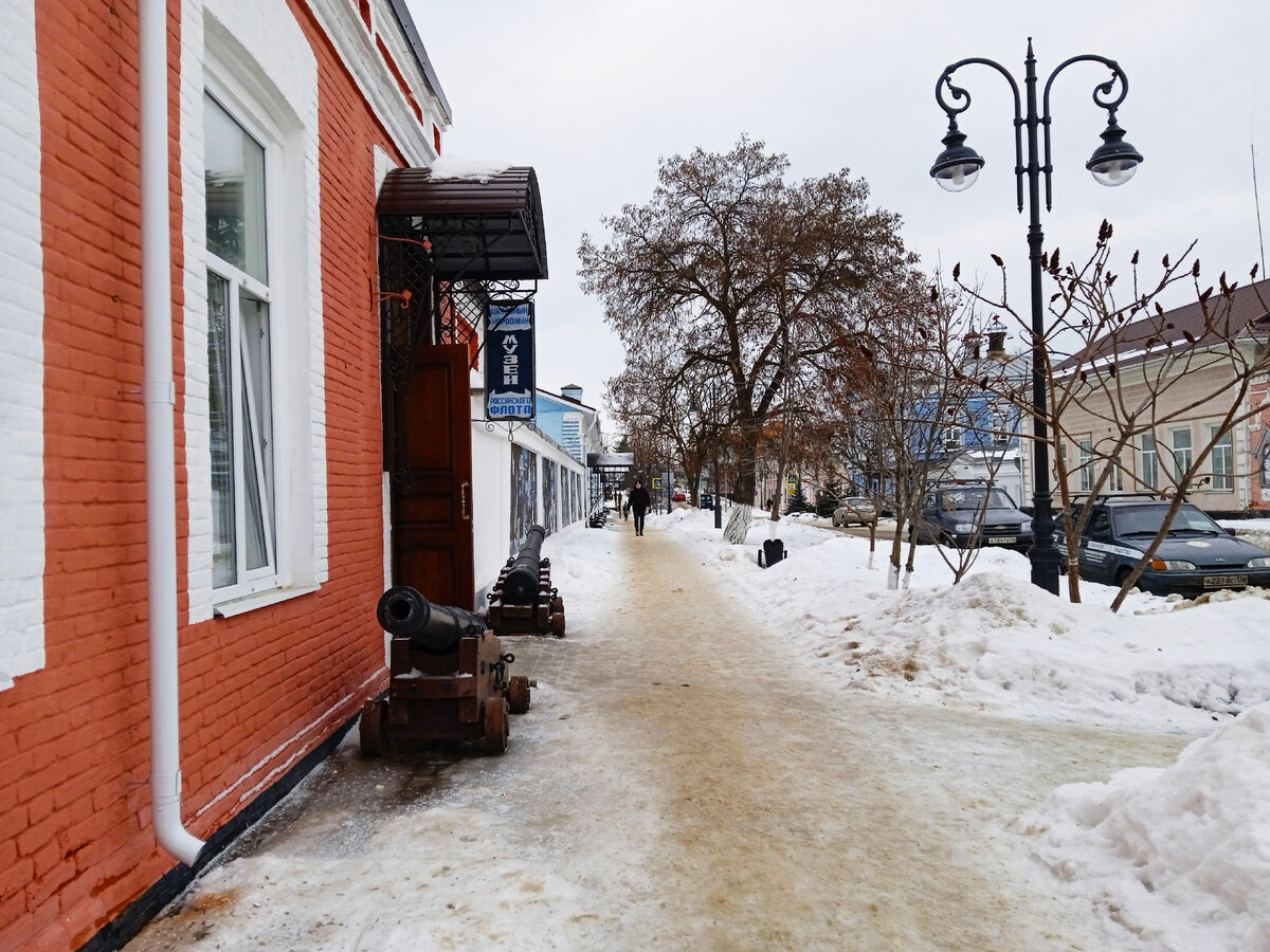 пушки у входа в корабельный музей