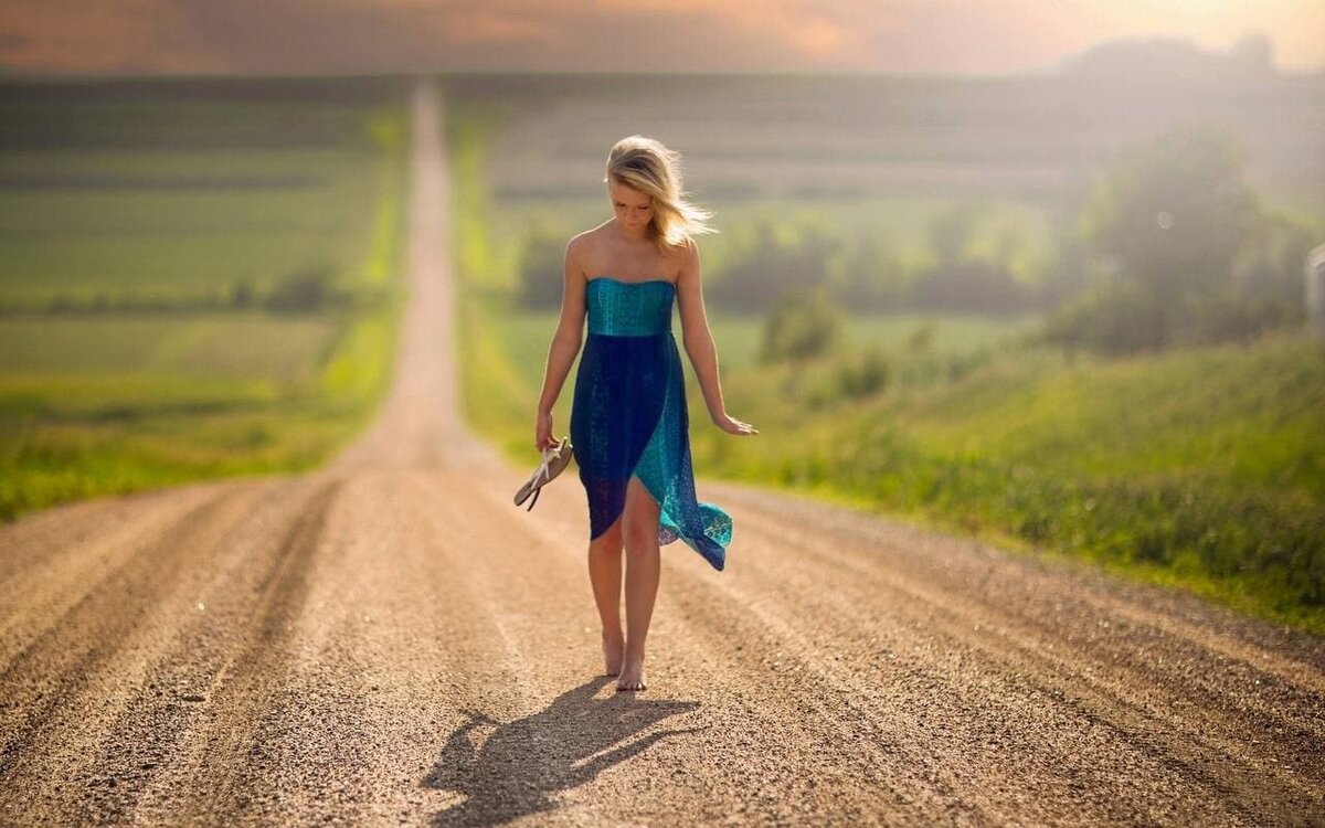 Миссия - о чём это? ⠀
Что значит миссия, саморазвитие?
❓Было время, когда я не предполагала, чем заняться... хотелось многого, но по итогу ничем конкретно не занималась.
⠀
❗️Потом поняла, что заняться саморазвитием — это значит включить свои амбиции и начать их реализовывать!
⠀
Человек без амбиций проживает жизнь зря и быстро стареет.
Вы видели людей, у которых жизнь прошла просто так, бесцельно, напрасно?
Таких много.
Но коли вы здесь у меня в трансформационном блоге, значит, у вас есть амбиции!
⠀
Включите не просто амбиции — включите себя!
Подумайте: какой бы вы видели улучшенную версию себя?
⠀
Займитесь тем, за что будете себя ценить, уважать, нравиться себе.
⠀
Неважно чем именно.
Когда вы стремитесь себя улучшить и реализовать свои амбиции, вы встаете на ПУТЬ.
⠀
Этот путь вас и выведет на миссию.
Я не знаю, почему так происходит, но так происходит!
⠀
А вы нашли свой путь?
⠀