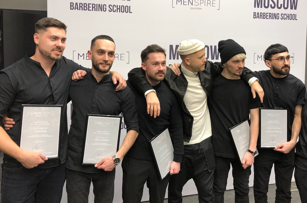 Старшие преподаватели школы на вручении долгожданных дипломов Menspire Academy. 