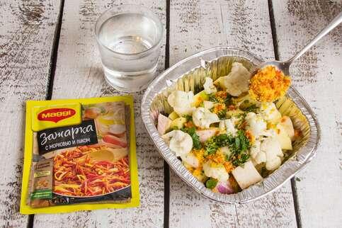  
2.

Положить в жаропрочную форму овощи и фасоль, добавить MAGGI® Зажарка,чеснок и зелень. Влить растительное масло и воду и перемешать. Поместить жаркое в духовку, разогретую до 180 градусов, и готовить 30 минут.

