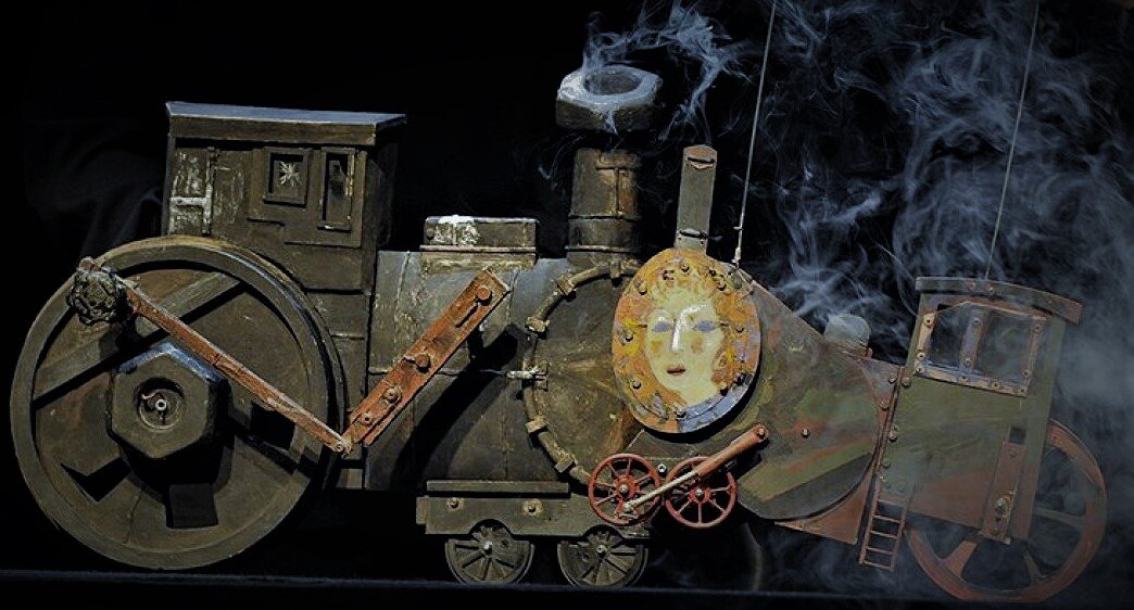 История любви двух паровозов была понята даже без лишних слов. 