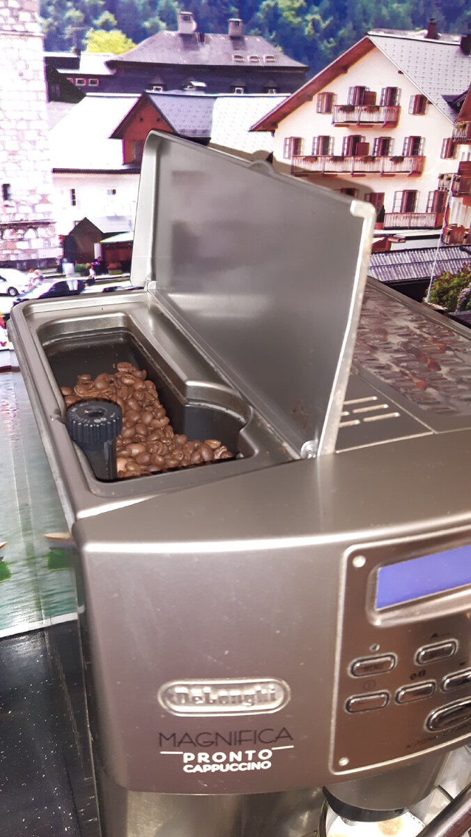 В автоматическую кофемашину в специальный отсек засыпают кофе в зёрнах