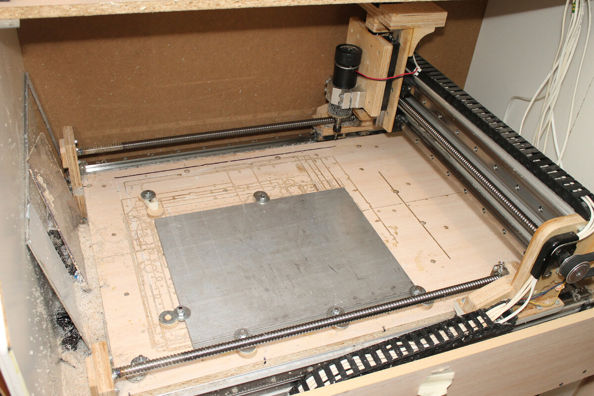 Фрезерный станок собран и уже работает