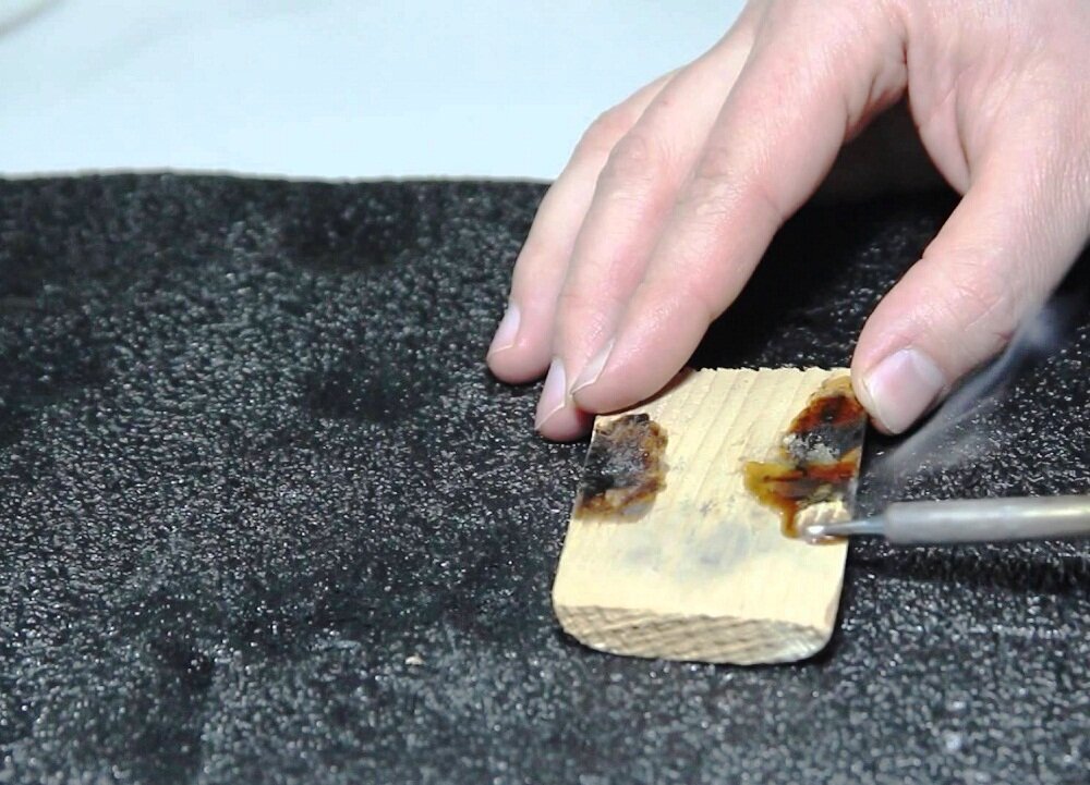 Теперь припой прекрасно прилипает к паяльнику и легко плавится ...