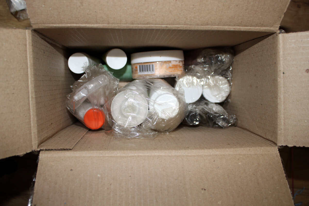 Всё, что может пролиться, дополнительно упаковано в пленку.