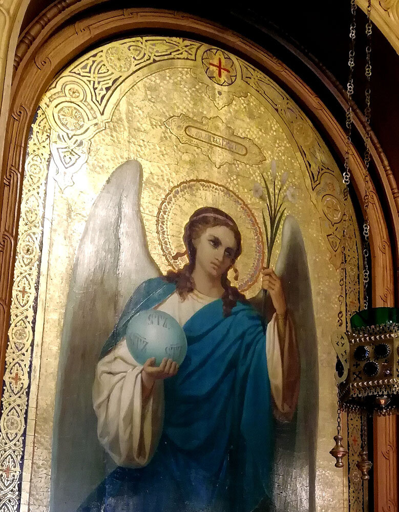 Архангел Гавриил в одной руке держит зеркало из яшмы, а в другой цветок лилии. Икона в храме Петра и Павла в Ясеневе