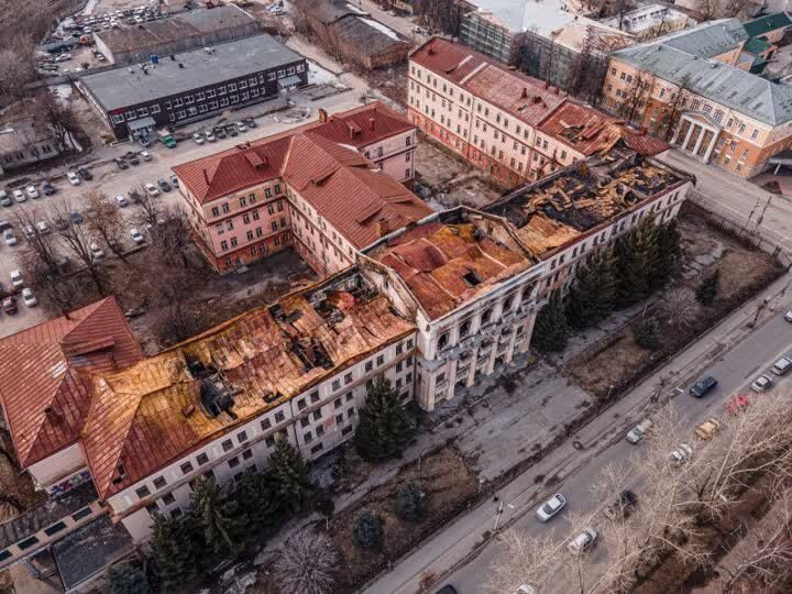 Пожар в бывшем училище связи охватил 1000 квадратных метров площади. Фото Михаила Конюхова