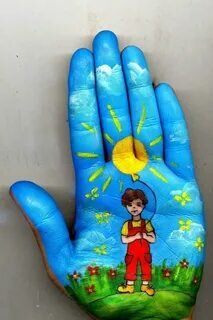 Мир ребенка эмоциональный и красочный. В ребенке уже заложено стремление узнавать и создавать. И не для кого, не секрет, что дети любят мастерить. Воспитать творческого человека без красоты невозможно. Прекрасное, находится рядом с человеком. И чем разнообразней детская деятельность, тем успешней идет развитие ребенка. Творческая личность – одна из важных задач педагогики на современном этапе. Развитие начинается в дошкольном возрасте. Сухомлинский В.А. говорил: «Истоки способностей дарования детей на кончиках пальцев. От пальцев, образно говоря, идут тончайшие нити ручейки, которые питается источник творческой мысли. Другими словами, чем больше мастерства в детской руке, тем умнее ребенок».
Все дети талантливы, поэтому нужно развивать талант и дать проявлять их на практике, в реальной жизни.
Эффективным средством ее решения в дошкольном возрасте является изобразительное творчество с помощью нетрадиционной техникой.
Все необычное привлекает внимание детей, заставляет удивляться. И мы должны пробудить в ребенке веру в себя, в свои способности, в веру в то, что он пришел в этот мир приносить людям радость, творить добро.
В процессе занятий художественным трудом формируются все психические процессы, развиваются художественно - творческие способности и положительно-эмоциональное восприятие окружающего мира. Занятия в кружке позволяют развивать творческие задатки дошкольников, мелкую моторику пальцев рук; самоутверждаться, проявляя индивидуальность и получая результат своего художественного творчества. Выполняя пальчиками различные упражнения, ребёнок достигает хорошего развития мелкой моторики рук, которая не только оказывает благоприятное влияние на развитие речи (так как при этом индуктивно происходит возбуждение в речевых центрах мозга), но и подготавливает ребёнка к рисованию, а в дальнейшем и к письму. Кисти рук приобретают хорошую подвижность, гибкость, исчезает скованность движений. Происходит ориентация дошкольников на ценность труда в эмоционально-поведенческом аспекте. 