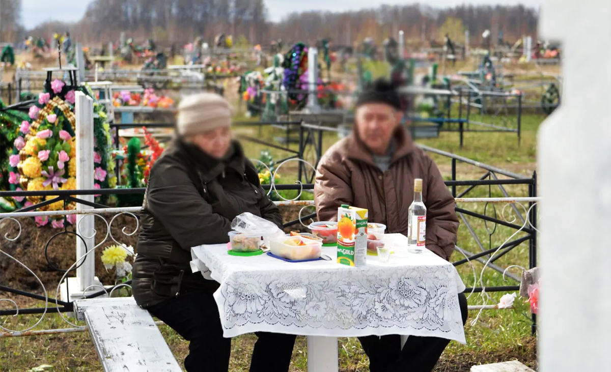 Почему на Радоницу не плачут по усопшим, а радуются? И можно ли в этот день  «кормить умерших»? | Газета Балаково | Дзен