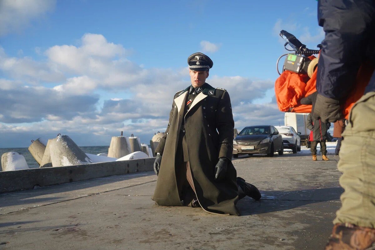 Филипп Рейнхардт в образе гестаповца Беме на съемочной площадке сериала