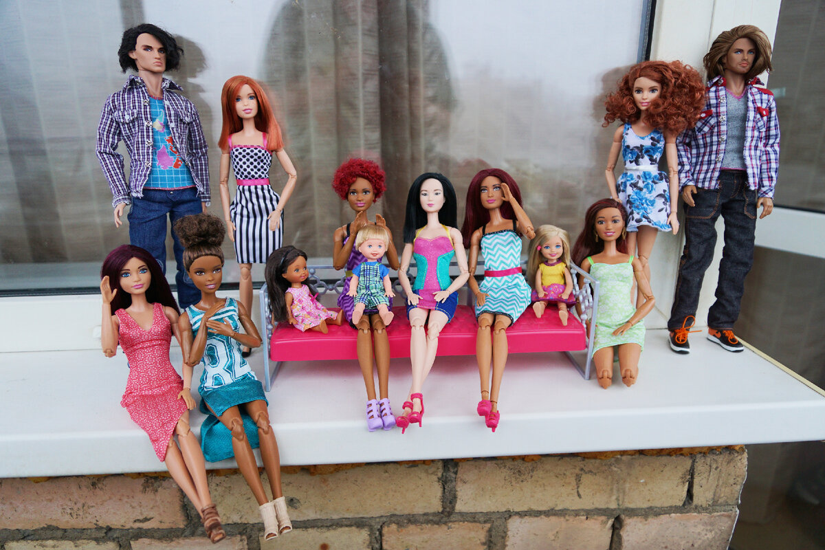 Коллекция через год. Девочек стало больше за счет фешенисток (конечно, пересаженных на тела made to move), появились кукольные детки (и тоже с шарнирами), к старому солдату Крузу присоединился Деклан (тоже IT).